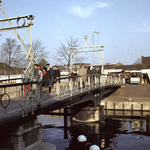 859548 Gezicht op de Molenbrug over de Stadsbuitengracht te Utrecht, vanaf de Catharijnesingel. Op de achtergrond de ...